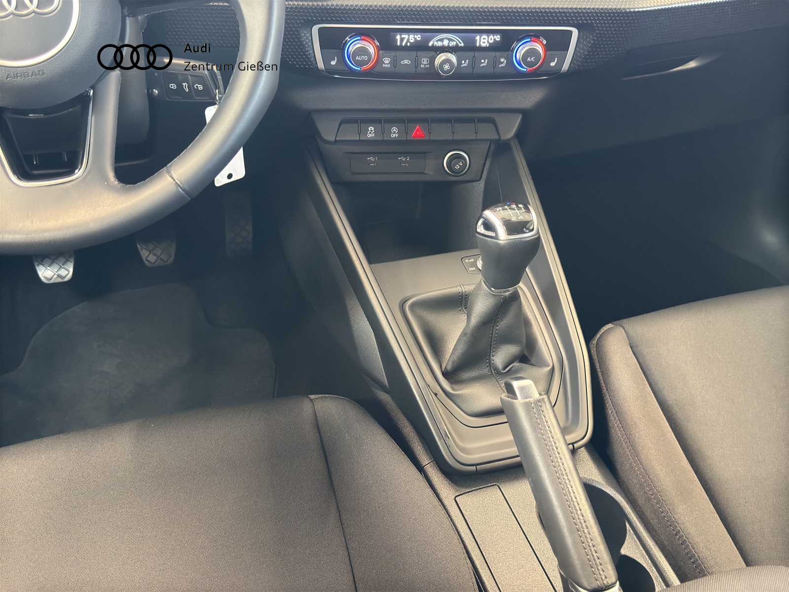A1 Sportback 25 TFSI basis smartphone interface Einparkhilfe