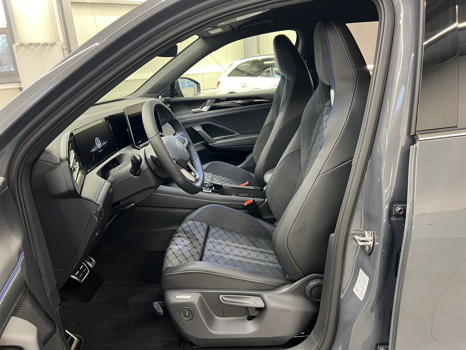 Tiguan 1.5 eTSI DSG R-Line IQ-Light TravelAssist Navi AHK
