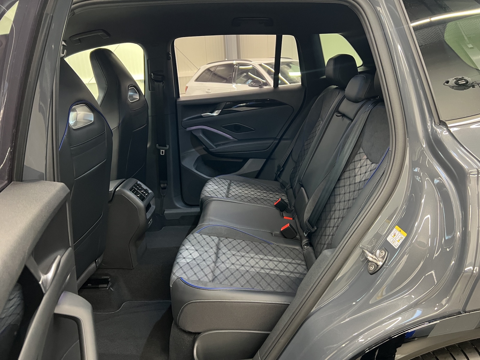 Tiguan 1.5 eTSI DSG R-Line IQ-Light TravelAssist Navi AHK