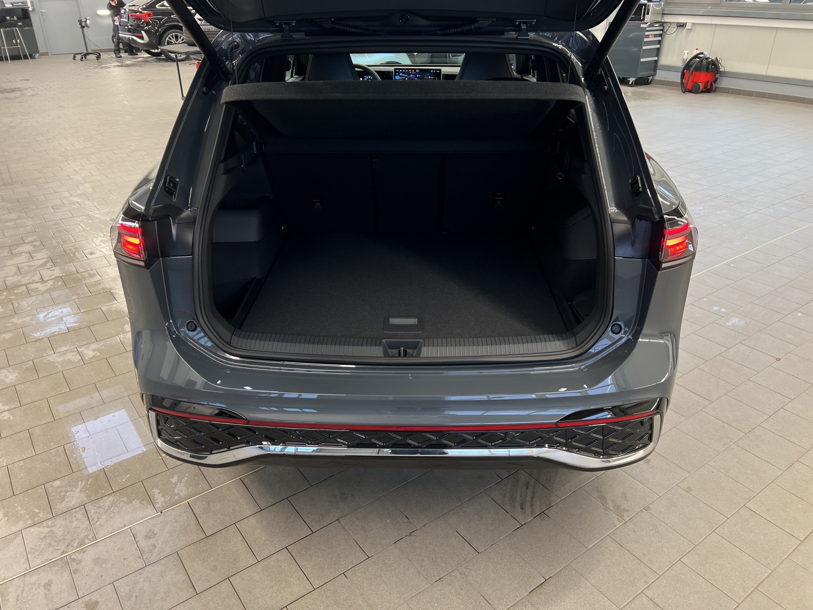 Tiguan 1.5 eTSI DSG R-Line IQ-Light TravelAssist Navi AHK