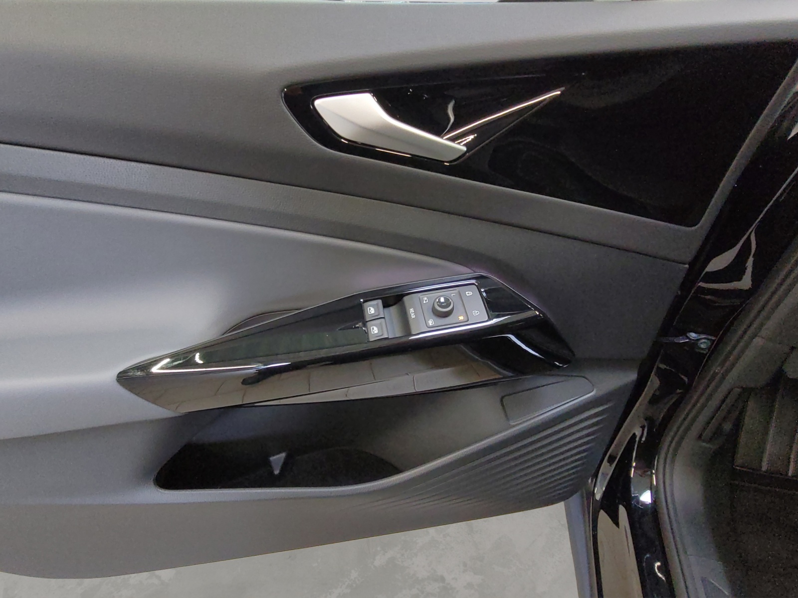 ID.4 Pro 210kW/77kWh IQ-Light Wärmepumpe Navi