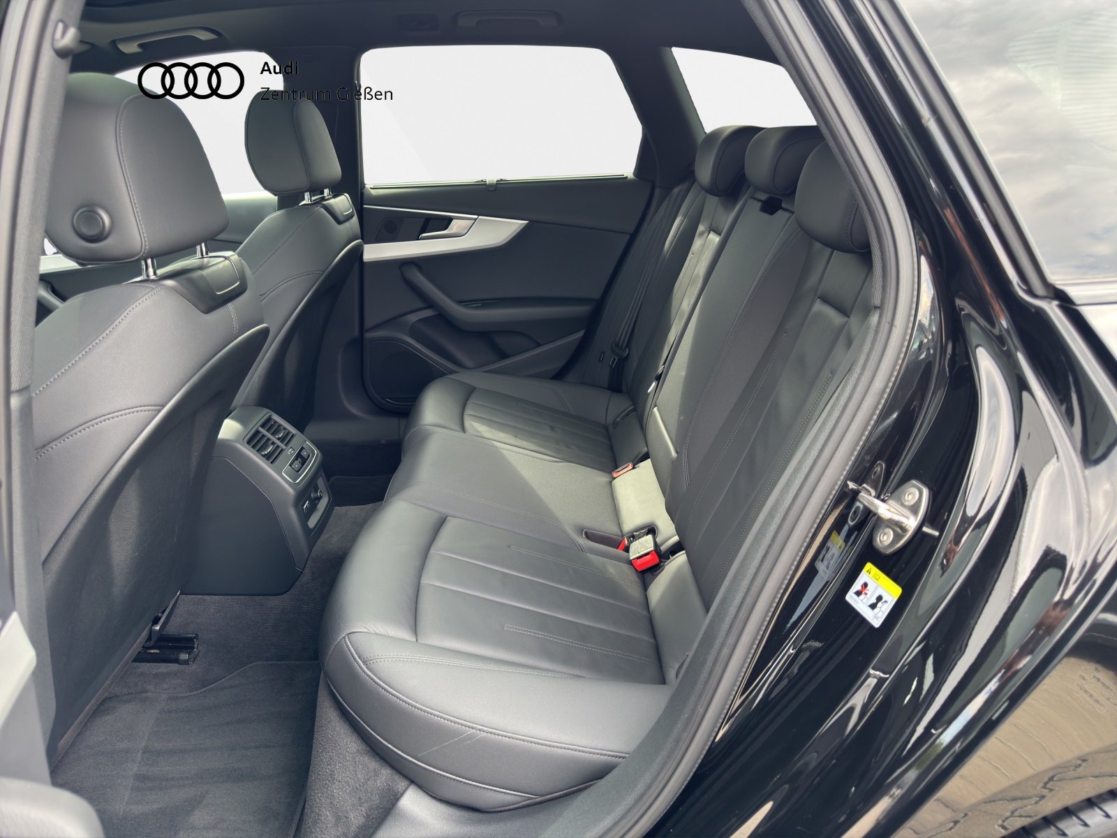 A4 Avant 40 TDI S line Black PANO Businesspaket