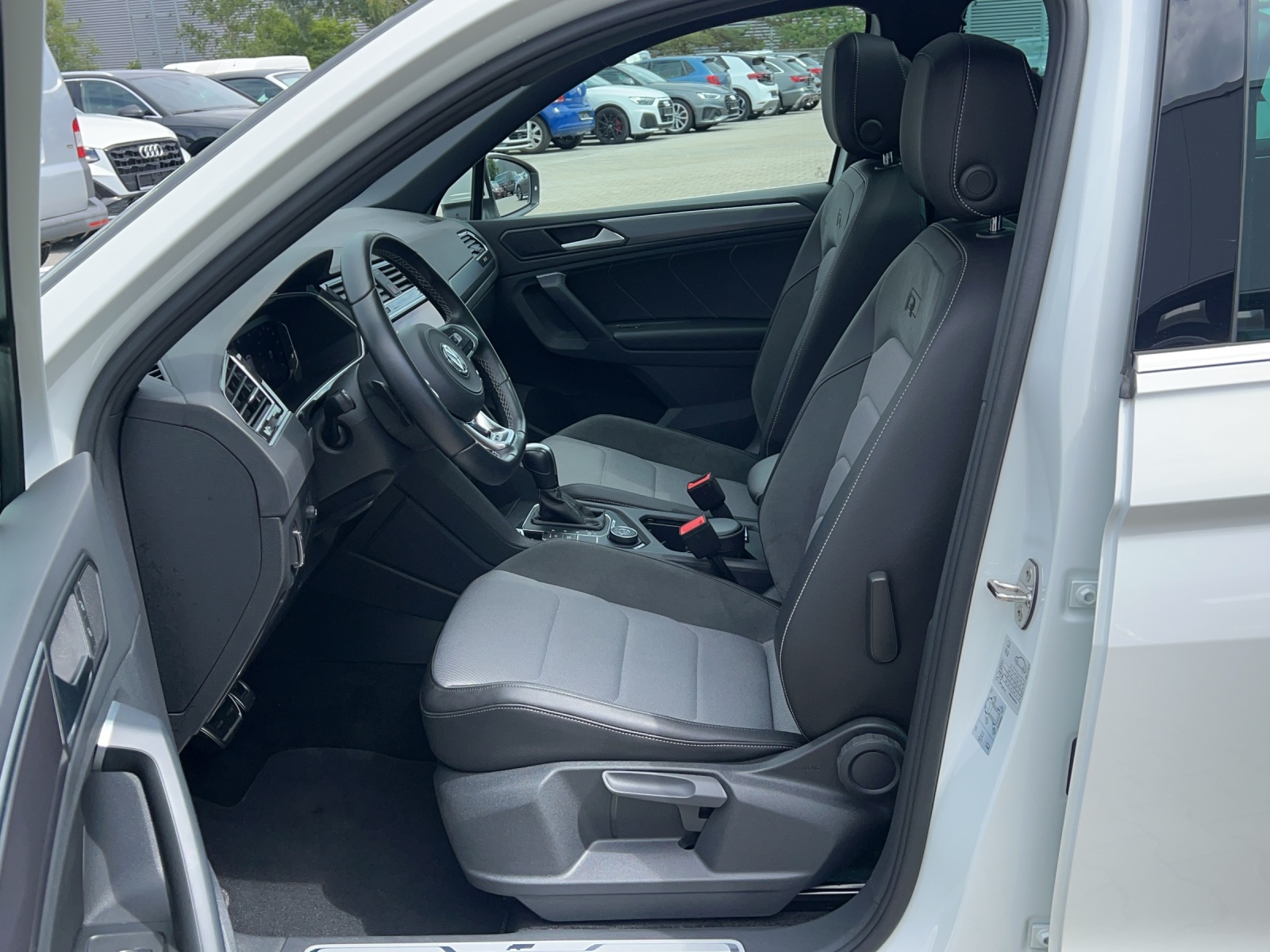 Tiguan TDI DSG 4M Highline Panodach DCC AHK Standheiz. Alu-20Zoll