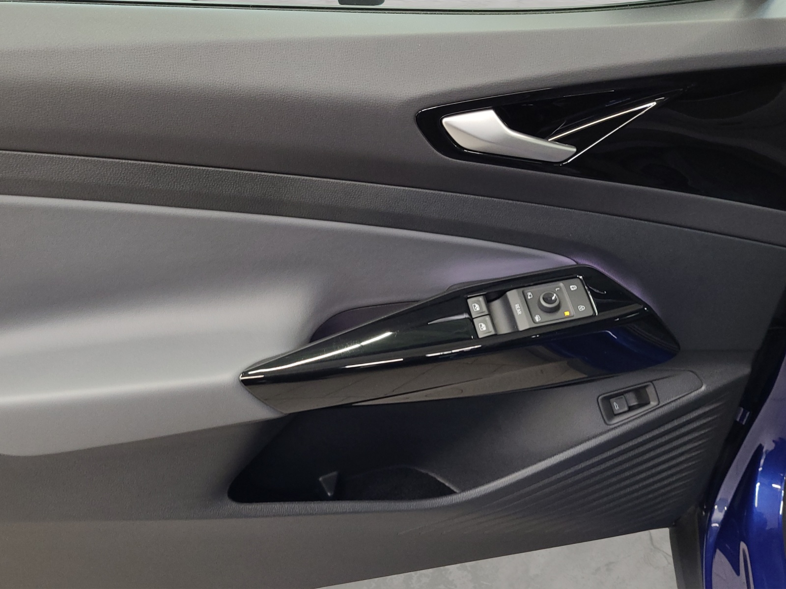 ID.4 Pro 210kW/77kWh Wärmepumpe TravelAssist Navi AHK LED