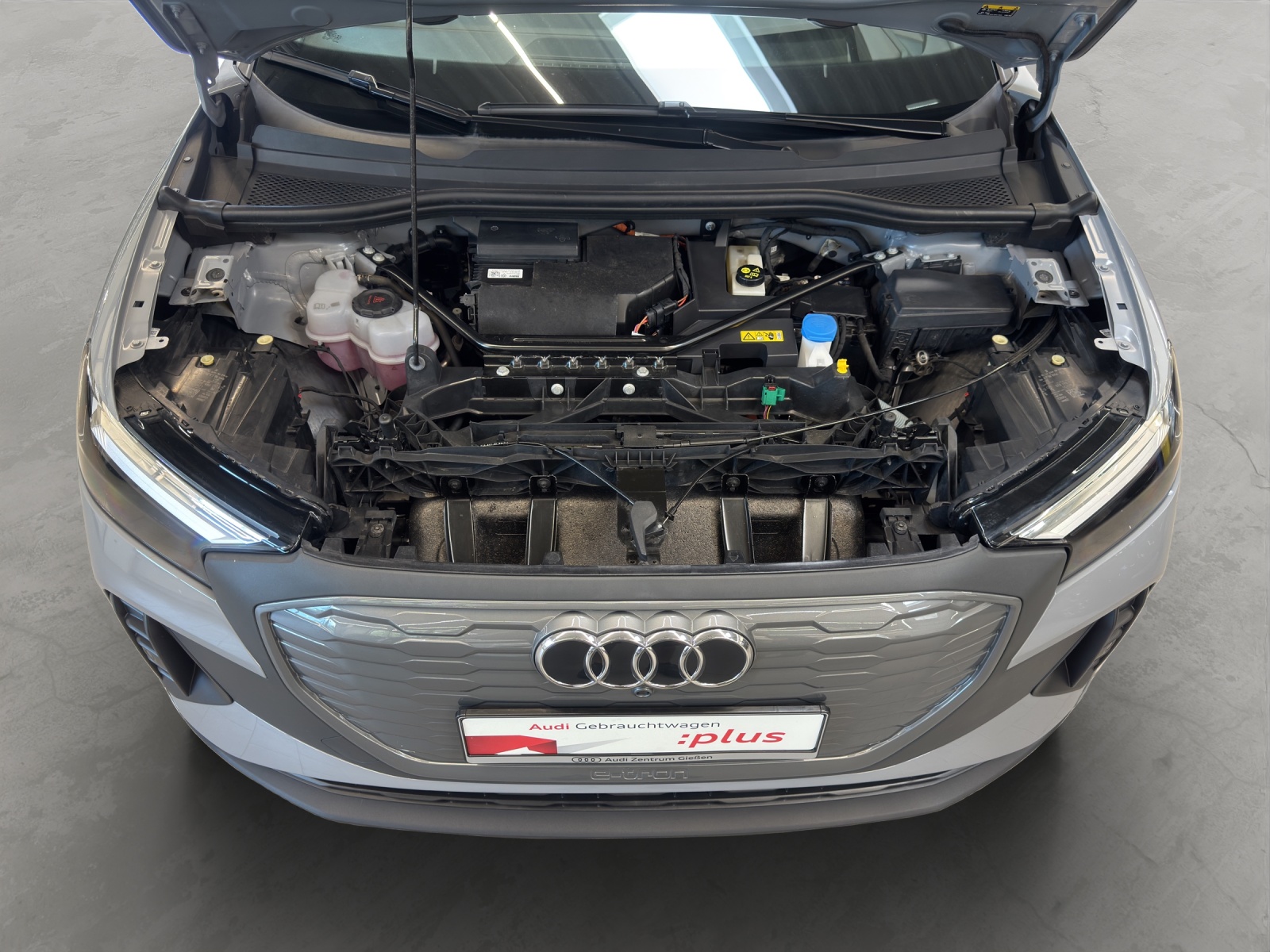 Q4 e-tron 40 basis AHK Navi Assistenzpaket