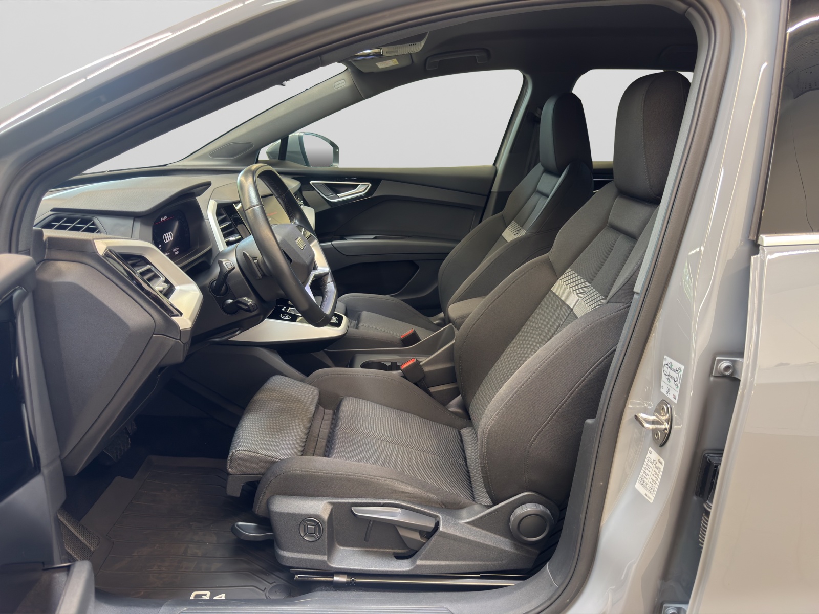 Q4 e-tron 40 basis AHK Navi Assistenzpaket