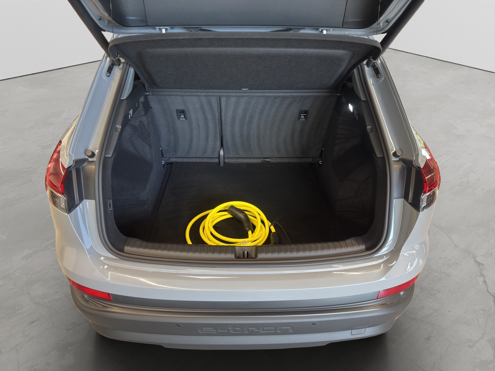 Q4 e-tron 40 basis AHK Navi Assistenzpaket