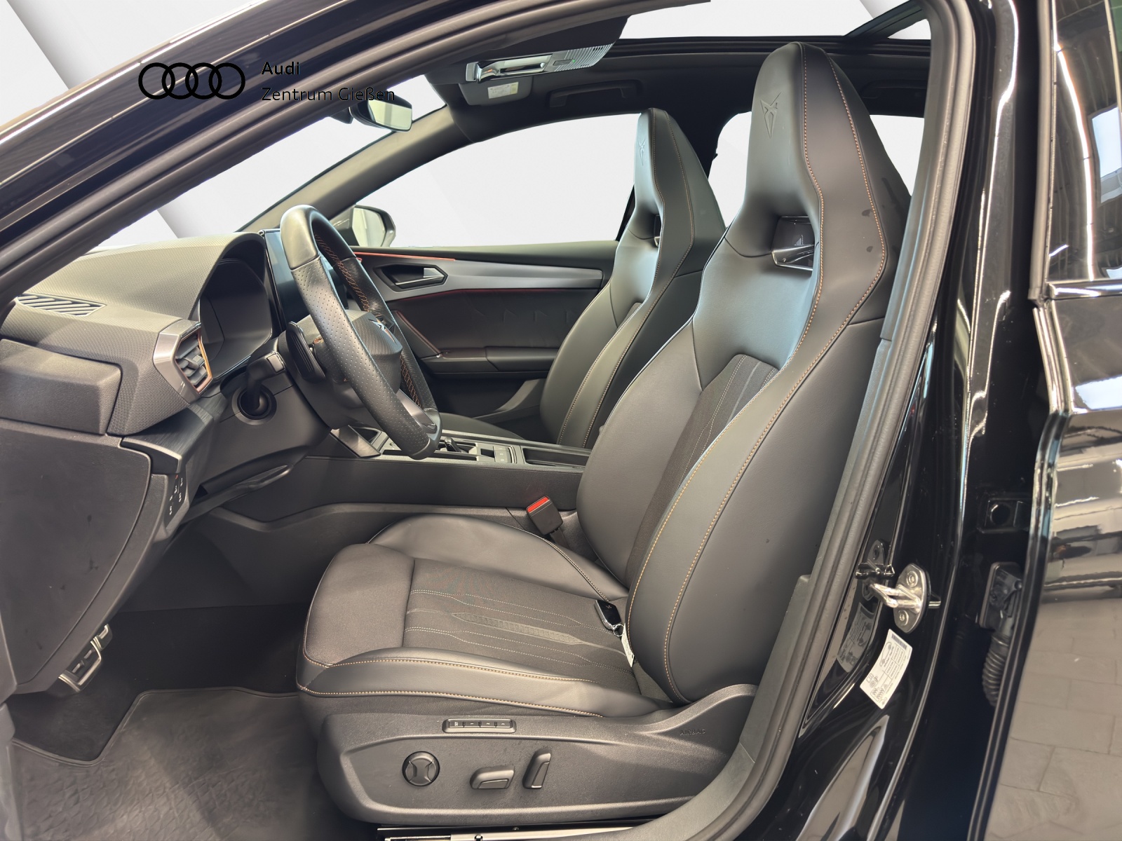 Leon Sportstourer 2.0 TSI 4Drive DSG VZ Pano Matrix-LED Kamera