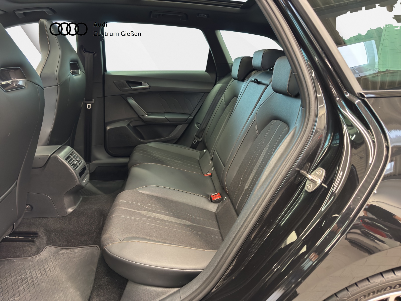 Leon Sportstourer 2.0 TSI 4Drive DSG VZ Pano Matrix-LED Kamera