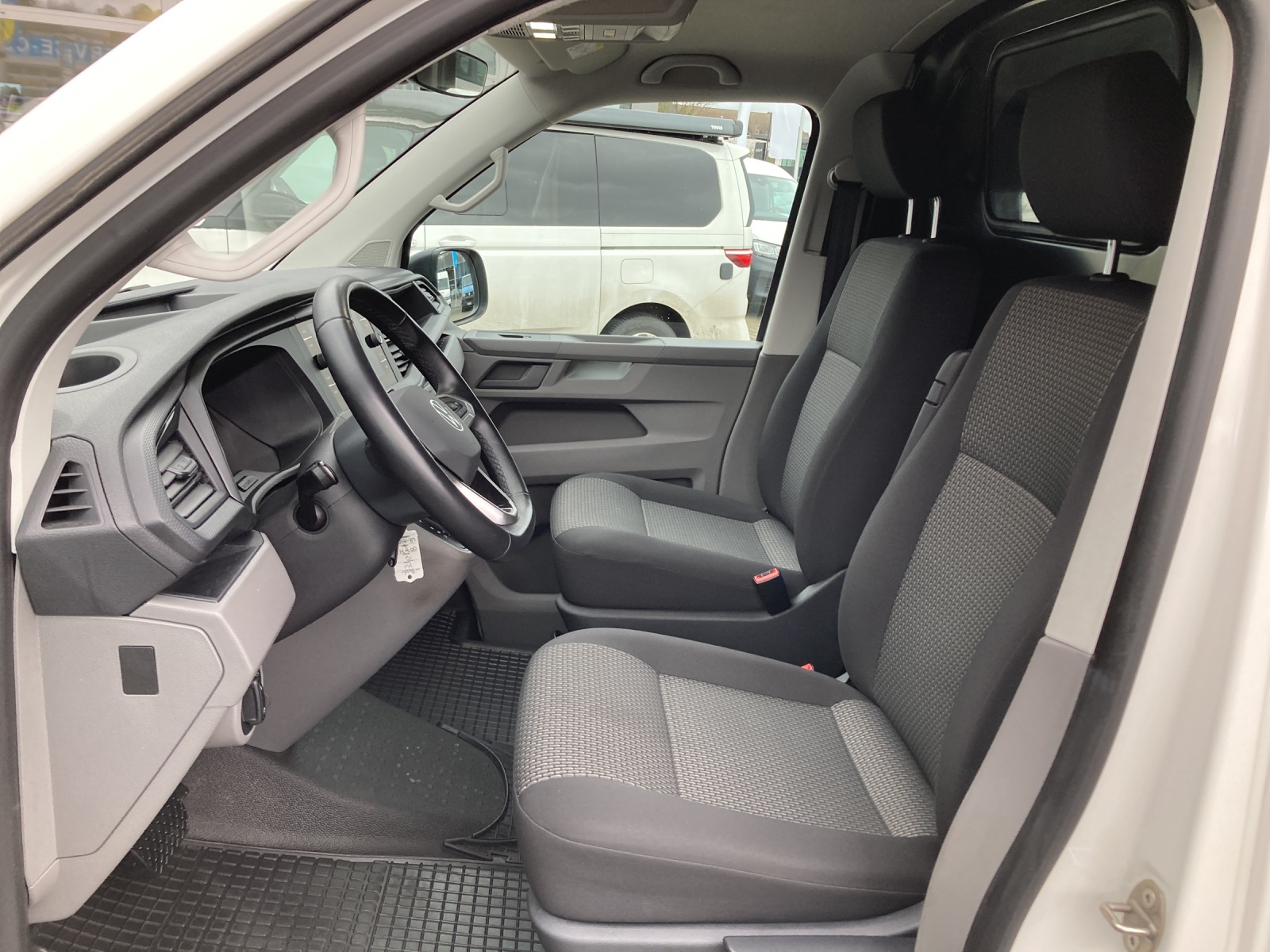 T6 Transporter 6.1 Kasten 2.0 TDI DSG Navi PDC GRA SH links Heckklappe