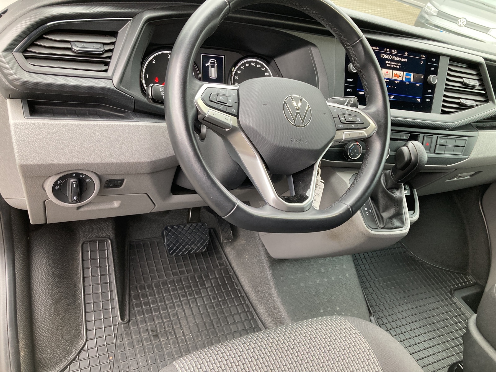 T6 Transporter 6.1 Kasten 2.0 TDI DSG Navi PDC GRA SH links Heckklappe