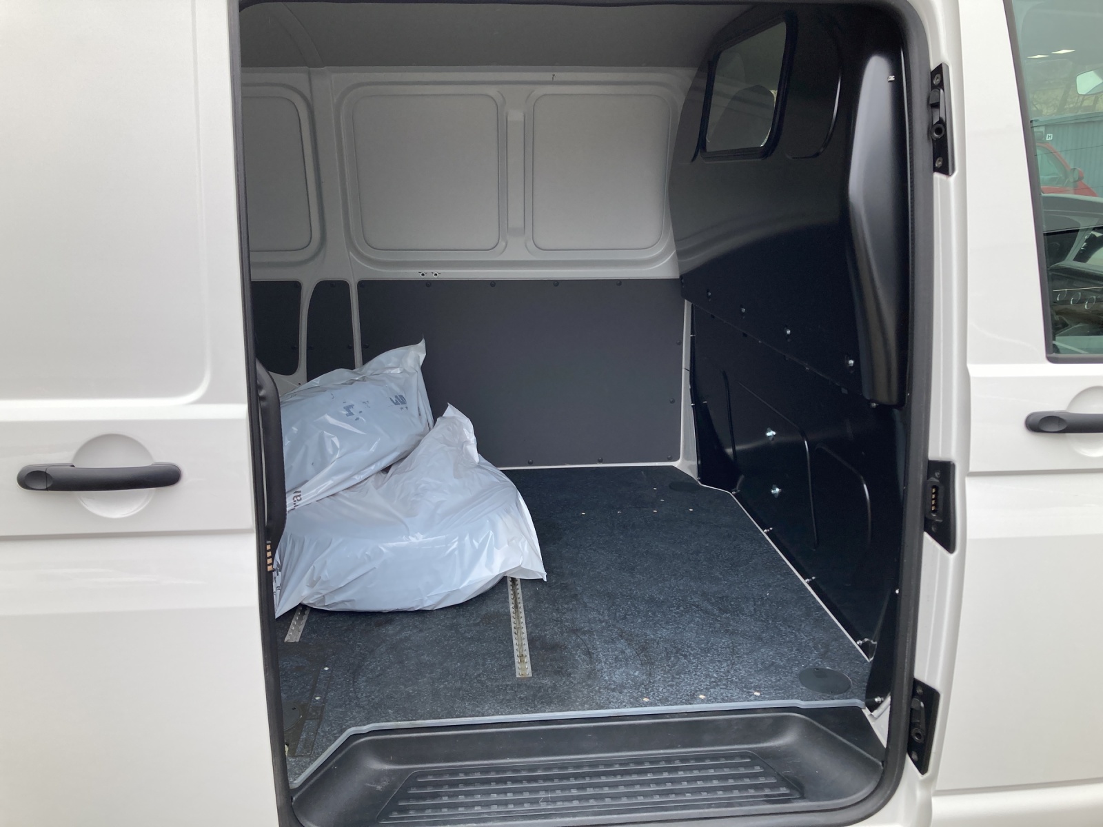 T6 Transporter 6.1 Kasten 2.0 TDI DSG Navi PDC GRA SH links Heckklappe