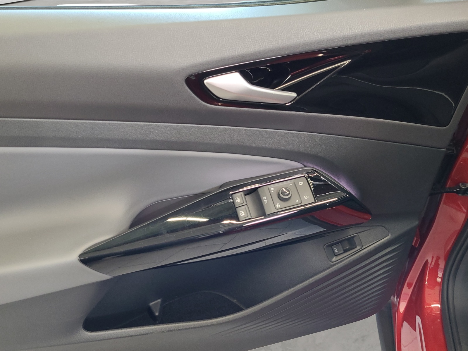 ID.4 Pro Performance 150 kW/77kWh IQ-Light Ergositz Panodach Navi
