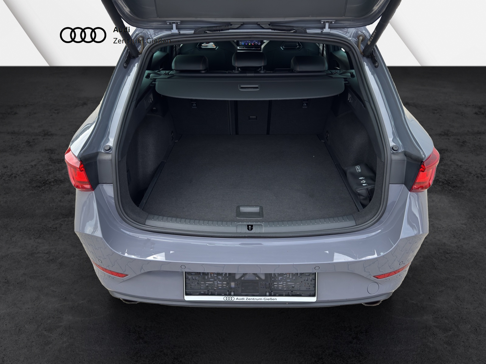 Leon Sportstourer 2.0 TSI DSG ACC DCC BEATS NAVI LED