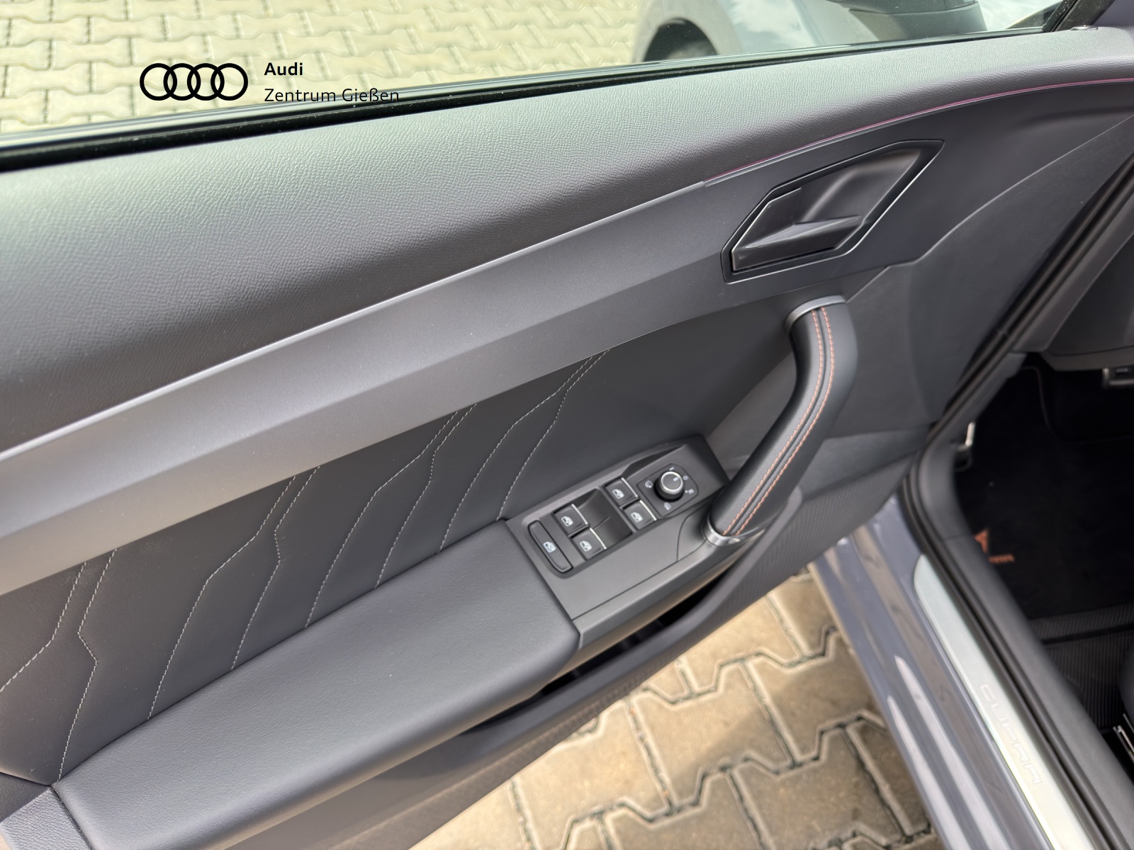 Leon Sportstourer 2.0 TSI DSG ACC DCC BEATS NAVI LED