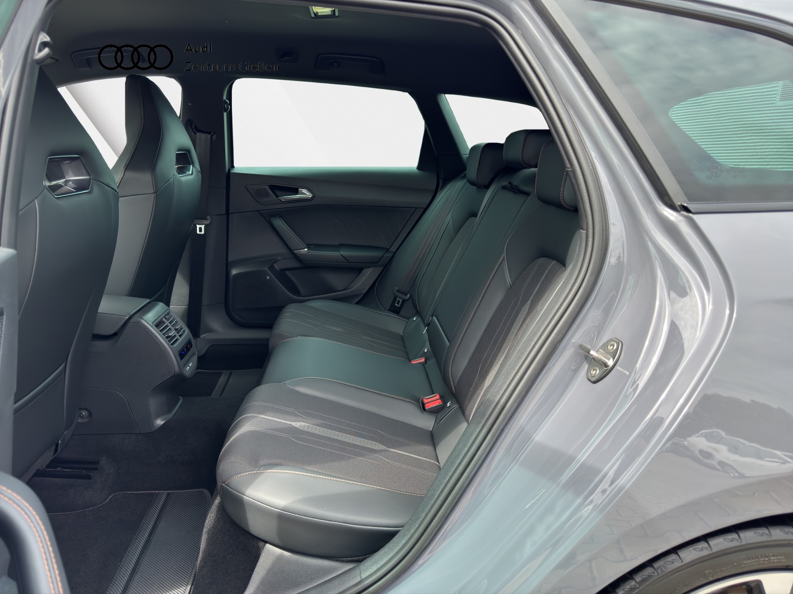 Leon Sportstourer 2.0 TSI DSG ACC DCC BEATS NAVI LED