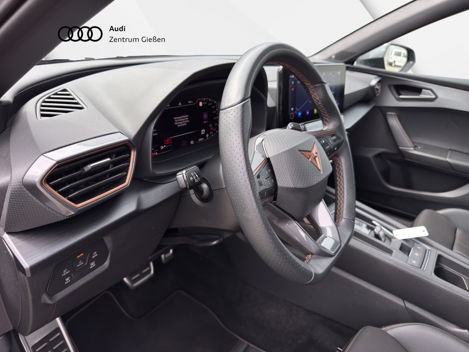 Leon Sportstourer 2.0 TSI DSG ACC DCC BEATS NAVI LED