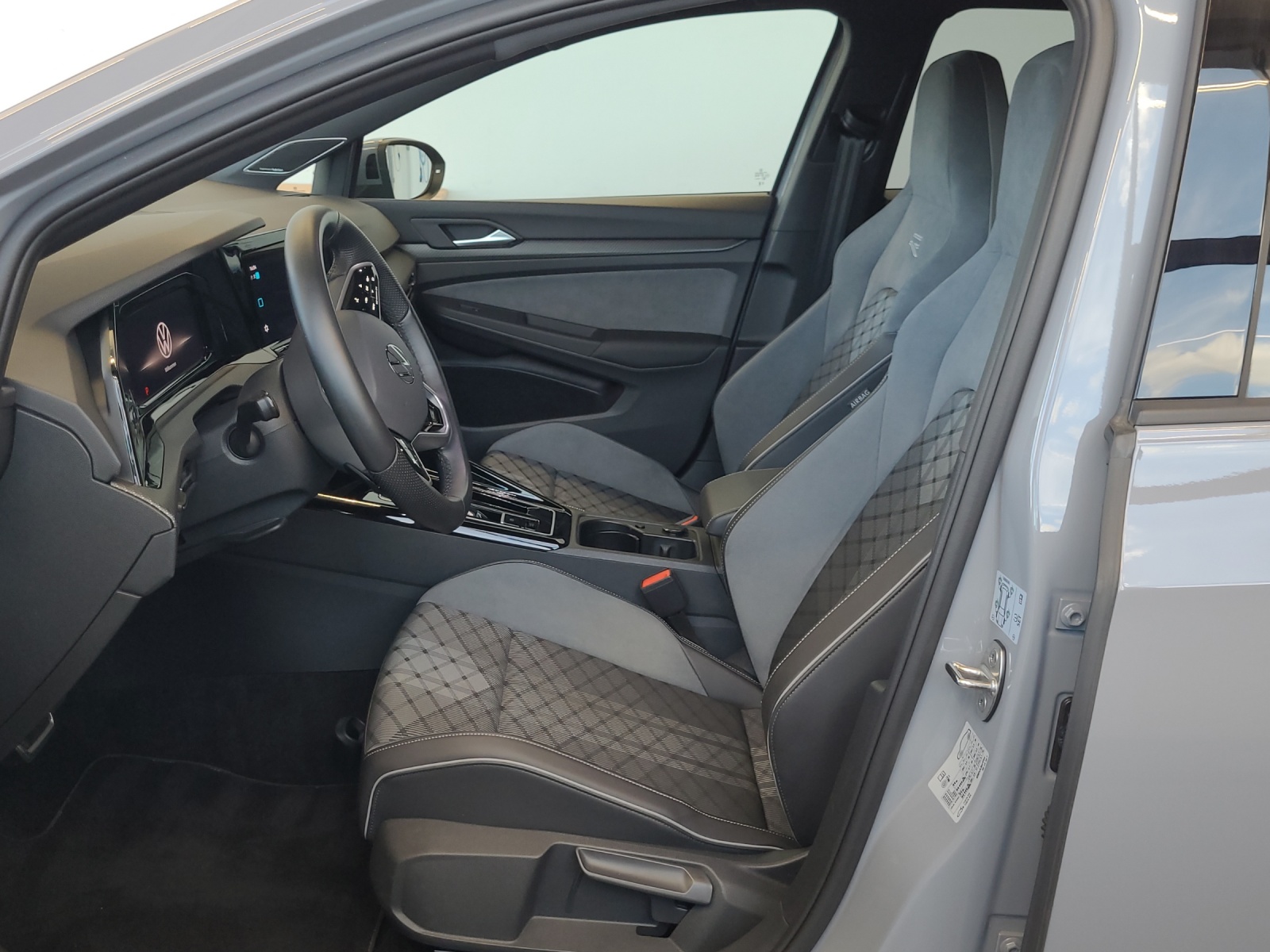Golf 8 TDI DSG R-Line IQ-Light Panodach HeadUp Alu-18Zoll