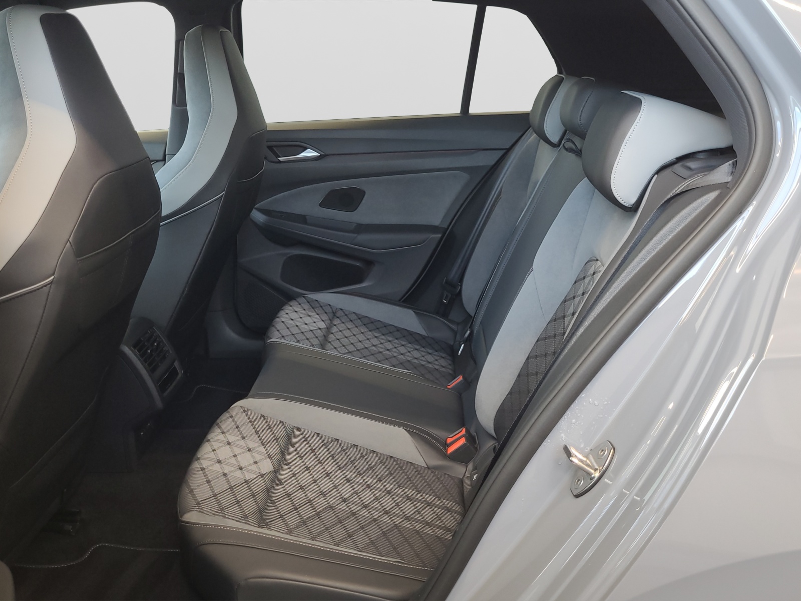 Golf 8 TDI DSG R-Line IQ-Light Panodach HeadUp Alu-18Zoll