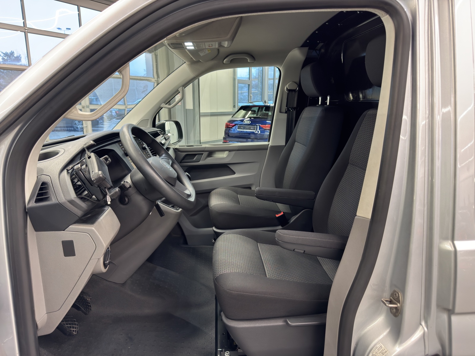 T6 Transporter 6.1 Kasten 2.0 TDI Navi PDC Klima SH links GRA