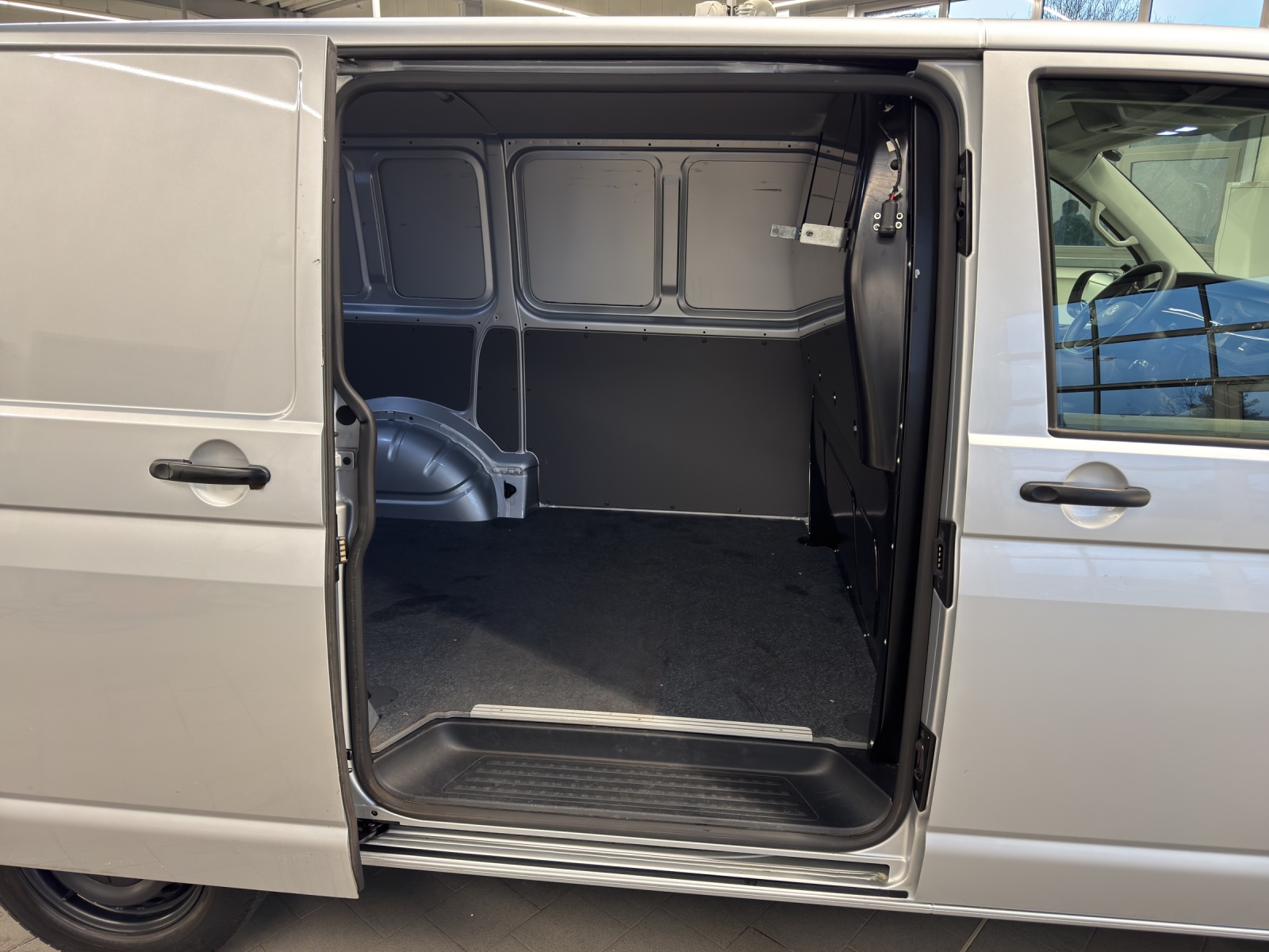 T6 Transporter 6.1 Kasten 2.0 TDI Navi PDC Klima SH links GRA