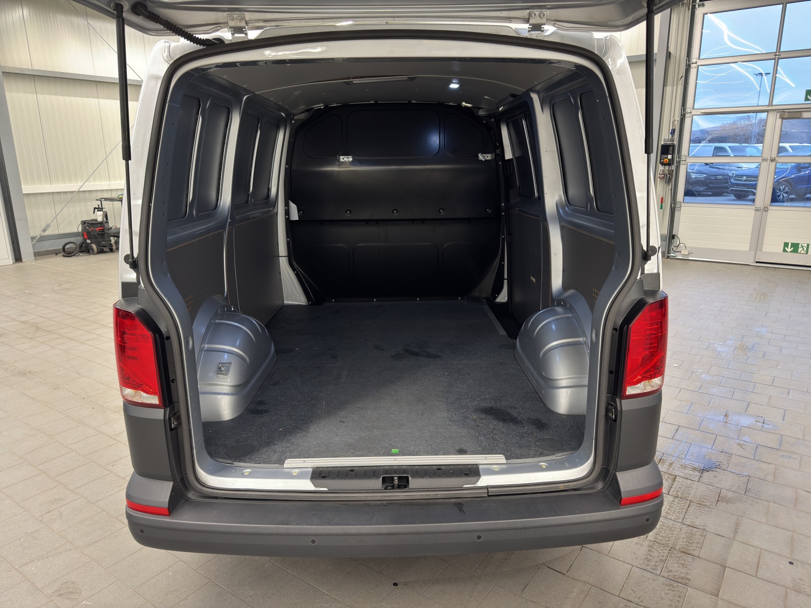 T6 Transporter 6.1 Kasten 2.0 TDI Navi PDC Klima SH links GRA