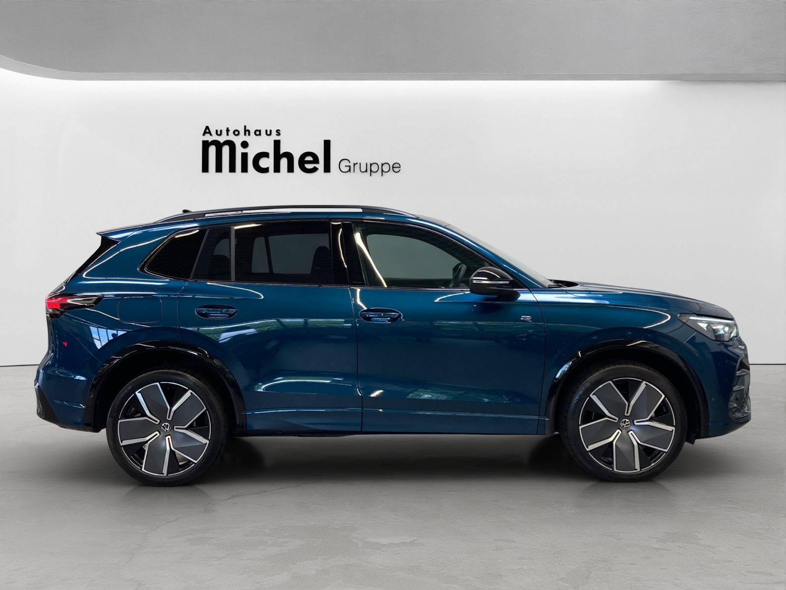 Tiguan TSI DSG 4M R-Line Black Style IQ-Light Pano DCCpro AHK Alu-20Zoll
