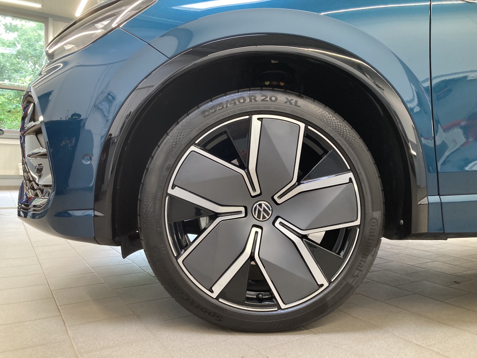Tiguan TSI DSG 4M R-Line Black Style IQ-Light Pano DCCpro AHK Alu-20Zoll
