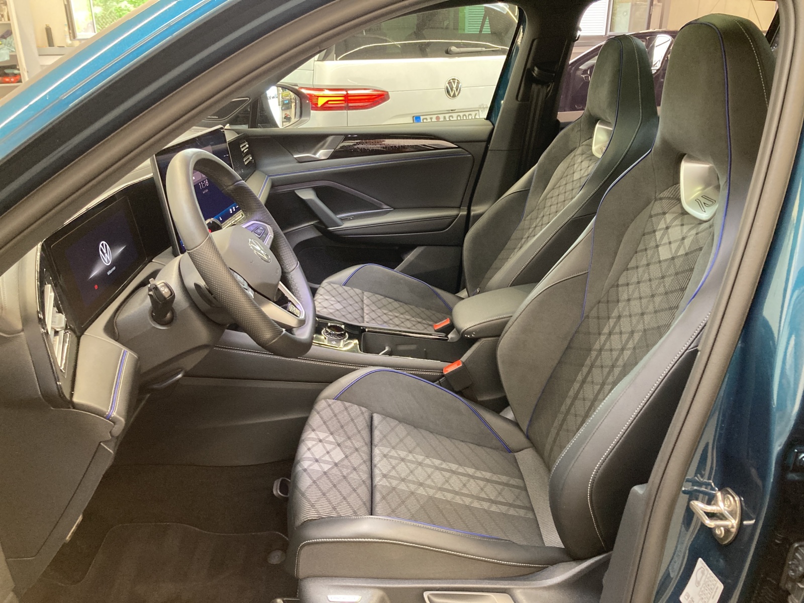 Tiguan TSI DSG 4M R-Line Black Style IQ-Light Pano DCCpro AHK Alu-20Zoll
