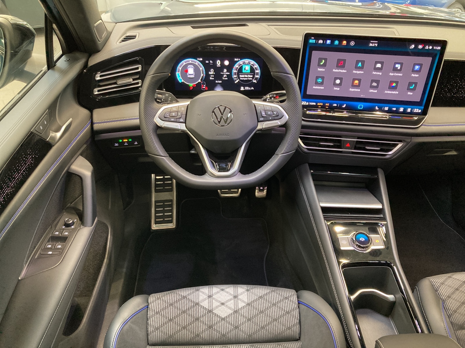 Tiguan TSI DSG 4M R-Line Black Style IQ-Light Pano DCCpro AHK Alu-20Zoll