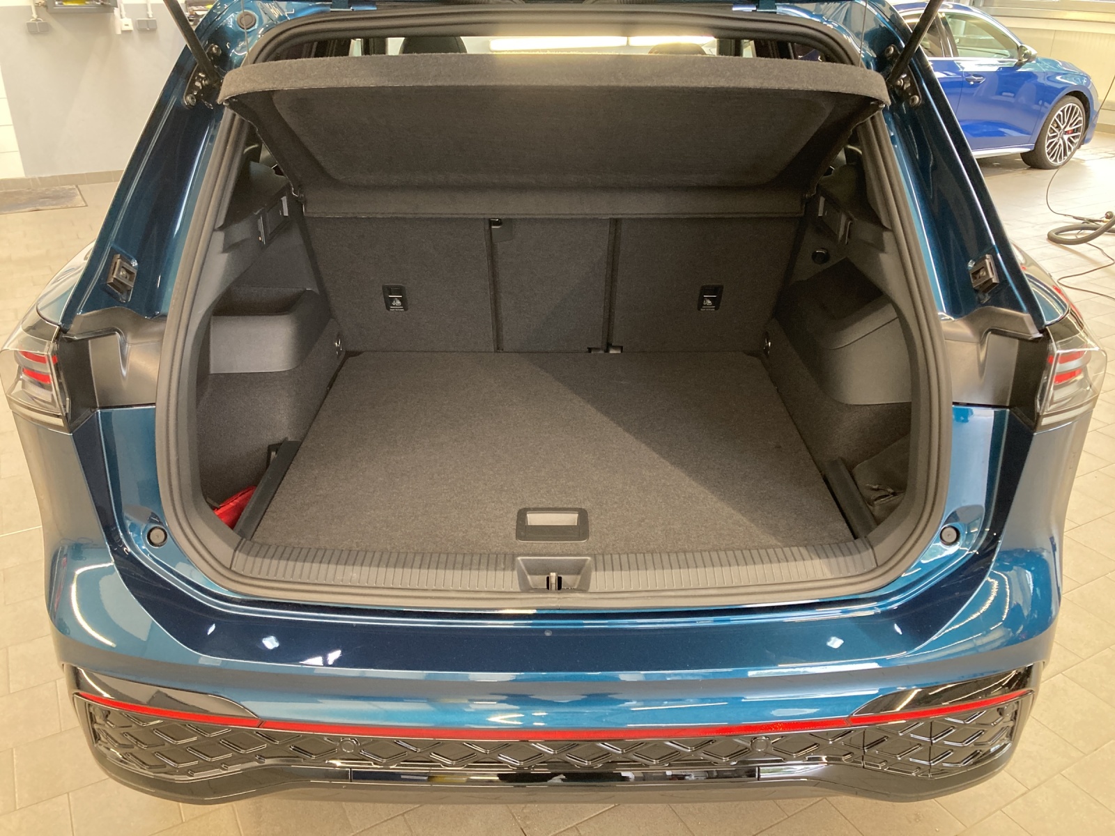 Tiguan TSI DSG 4M R-Line Black Style IQ-Light Pano DCCpro AHK Alu-20Zoll