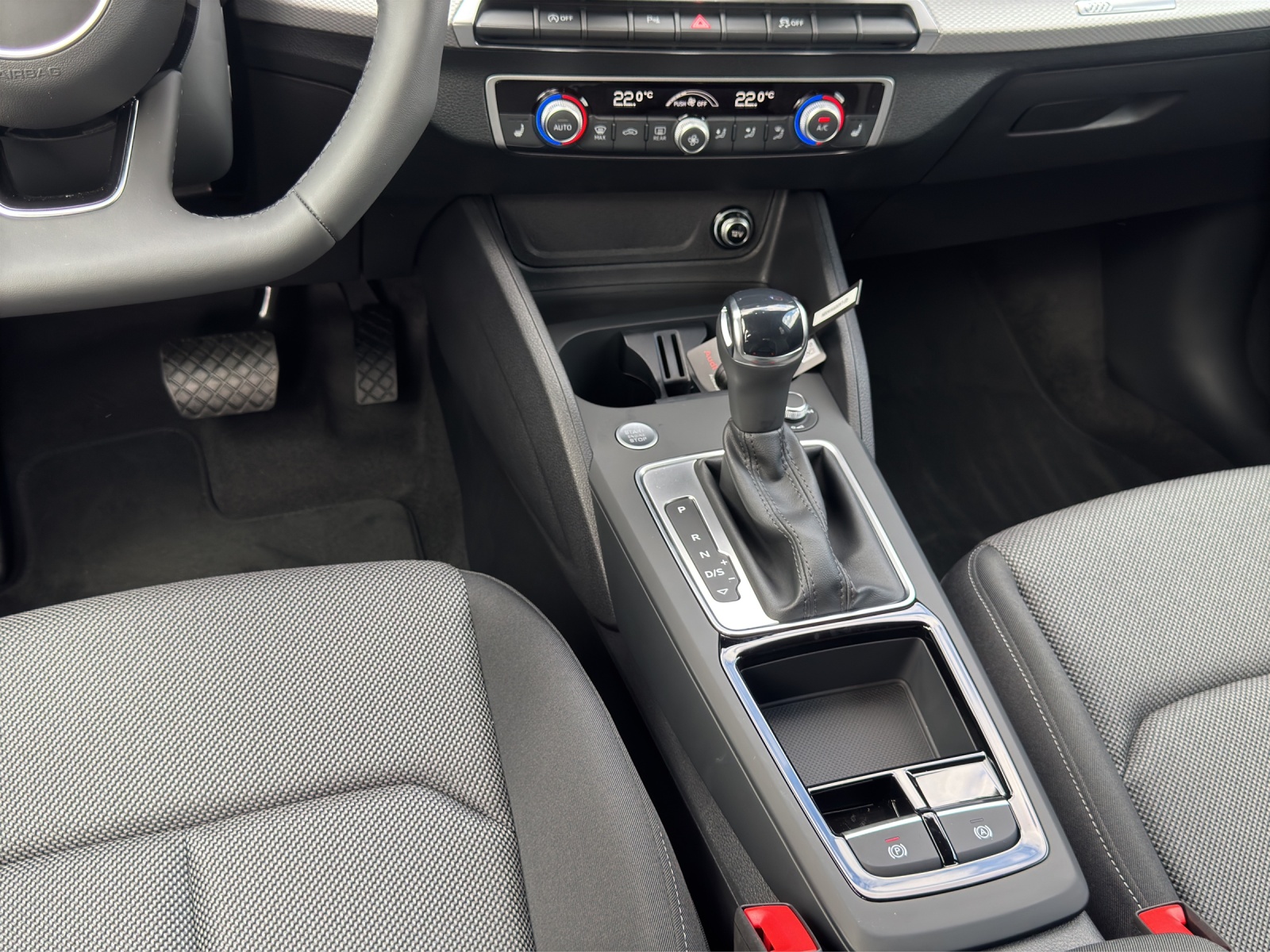 Q2 35 TFSI S line Black Matrix-LED Navi Kamera