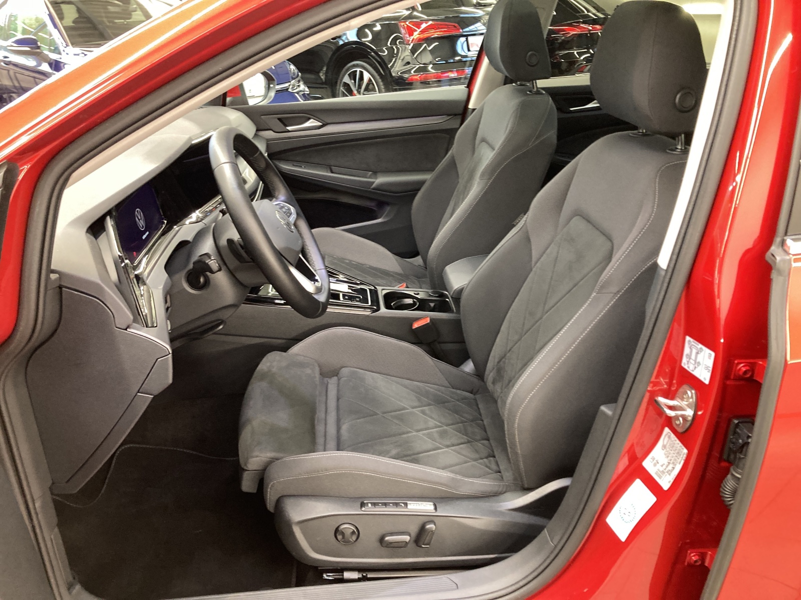 Golf 8 Variant eTSI DSG Style Pano IQ-Light DCC Standheiz.