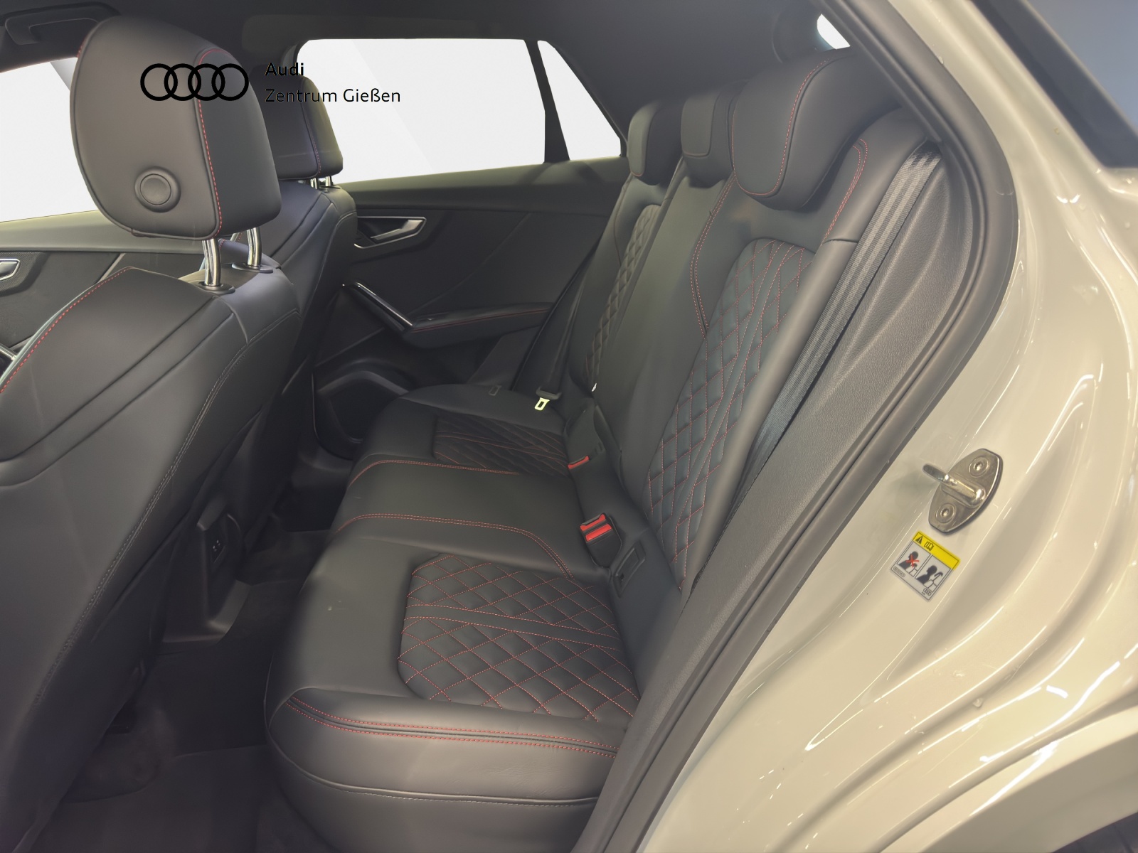 Q2 35 TFSI S line Black SONOS AHK Matrix Kamera Standheizung