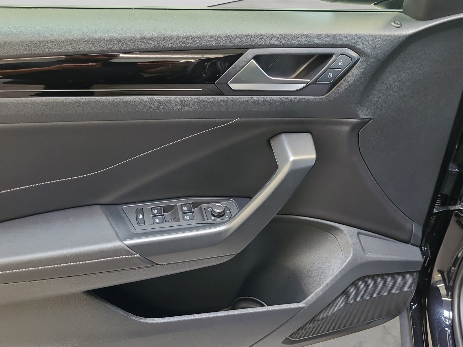 T-Roc TSI R-Line IQ-Light TravelAssist Navi Kamera