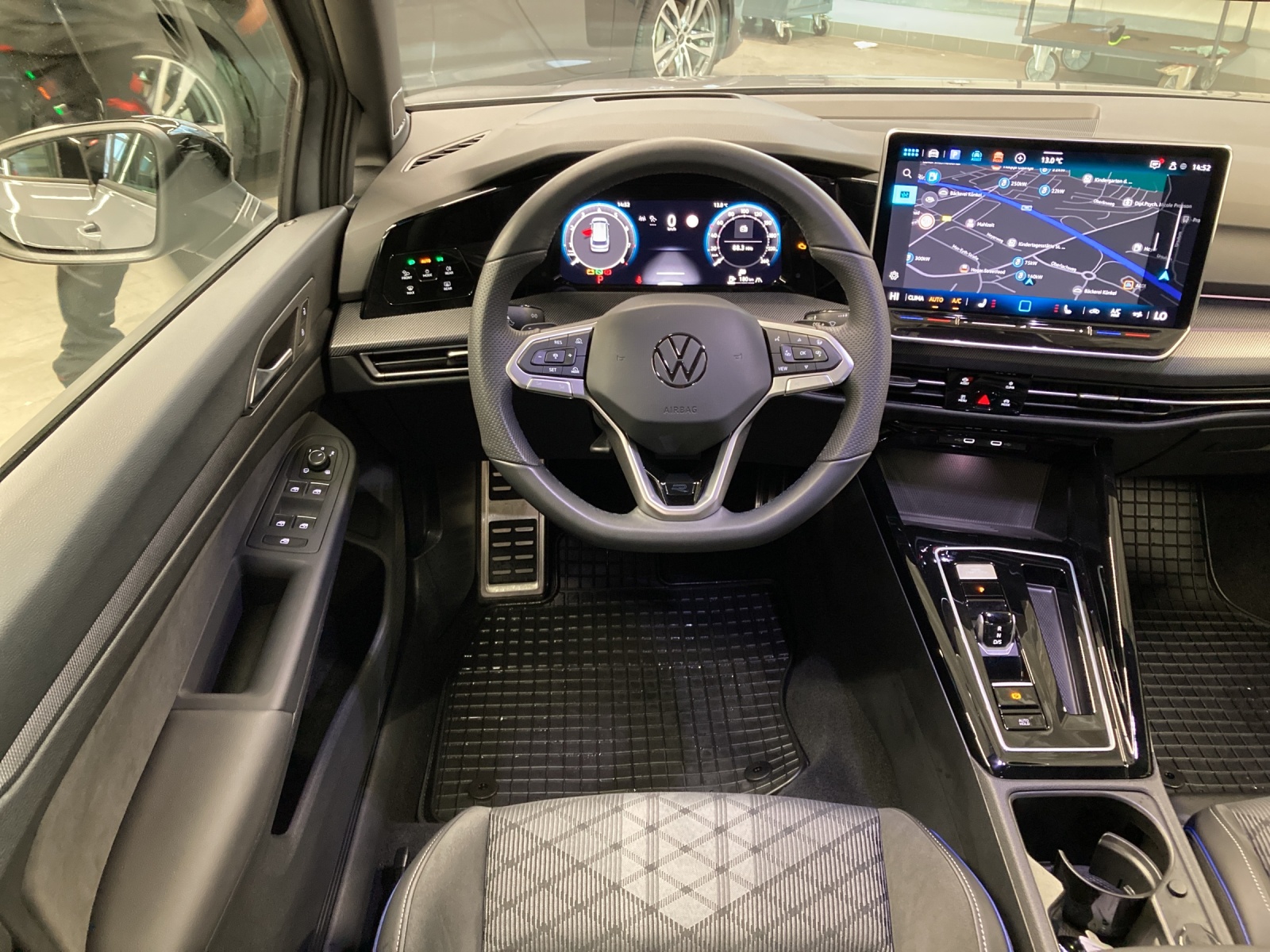 Golf 8 Variant eTSI DSG R-Line Black Style IQ-Light HeadUp AHK