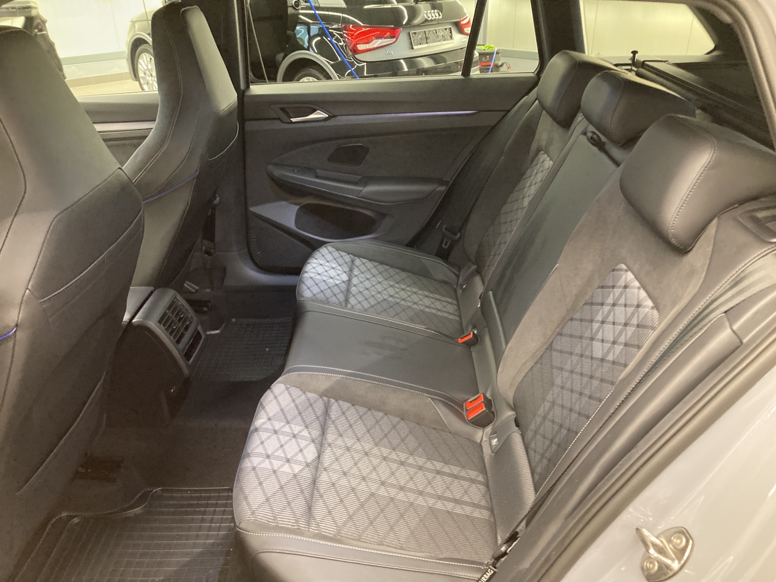 Golf 8 Variant eTSI DSG R-Line Black Style IQ-Light HeadUp AHK