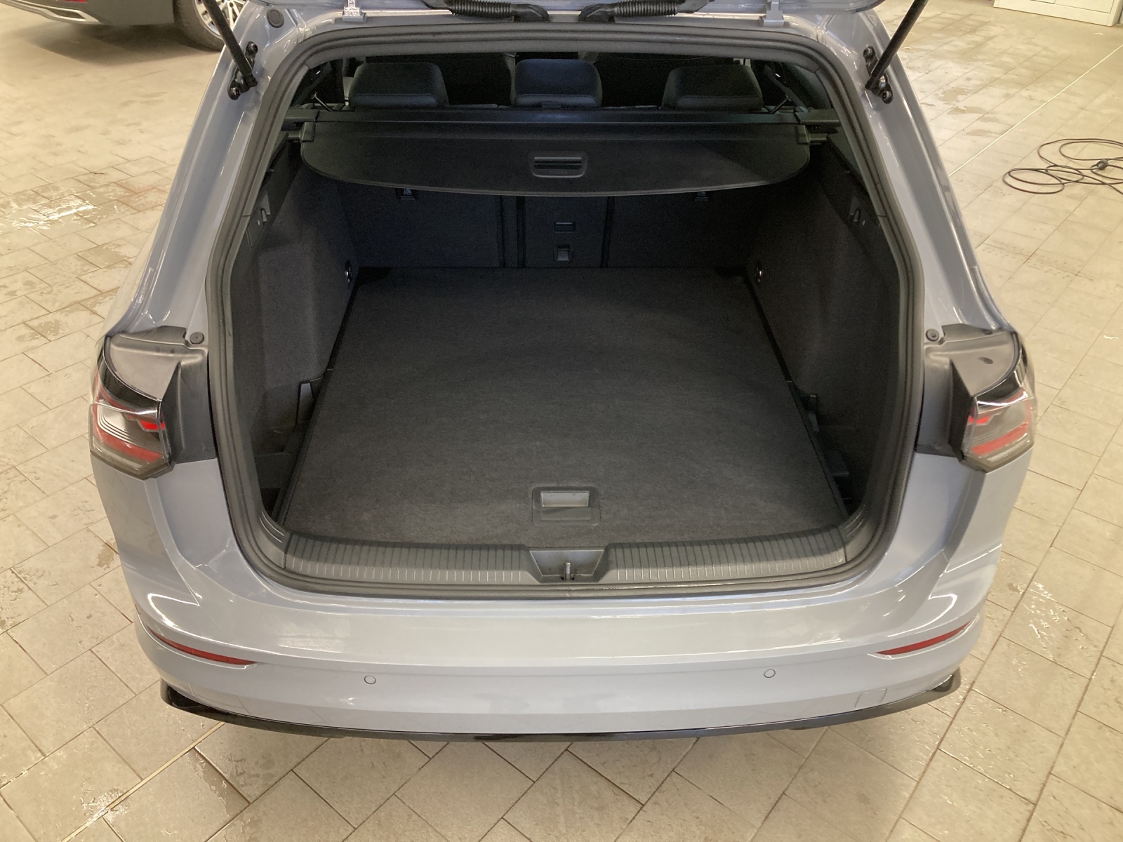 Golf 8 Variant eTSI DSG R-Line Black Style IQ-Light HeadUp AHK