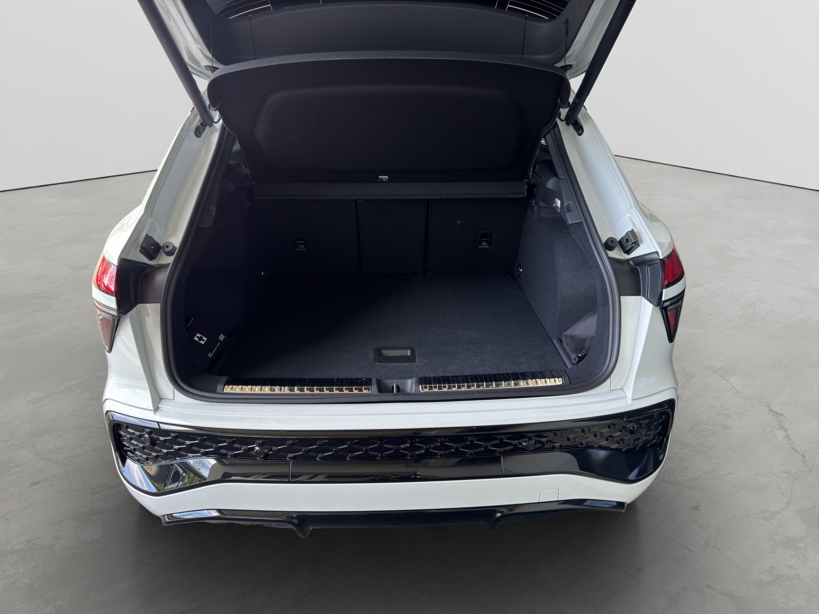 Q3 TFSI S-tronic S line Black HuD SONOS Kamera Navi