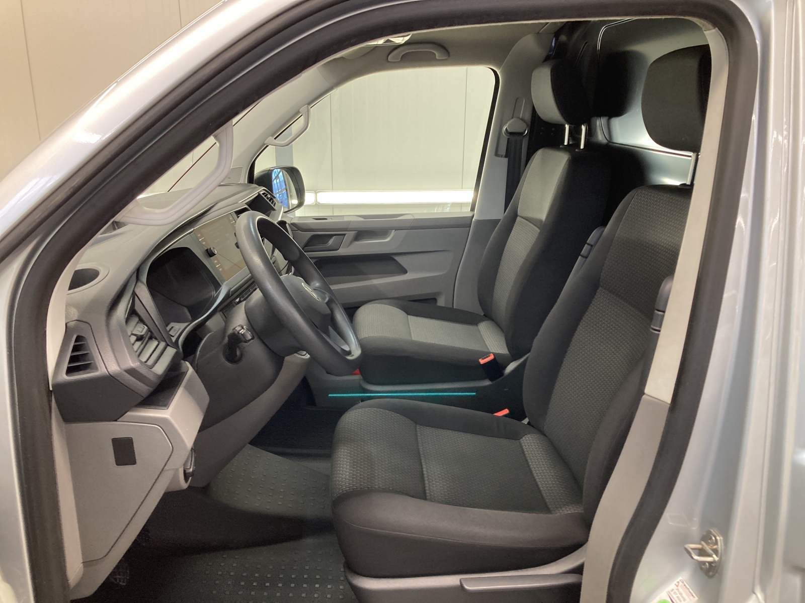 T6 Transporter 6.1 Kasten 2.0 TDI Navi PDC Klima SH li Standheizung mit FB