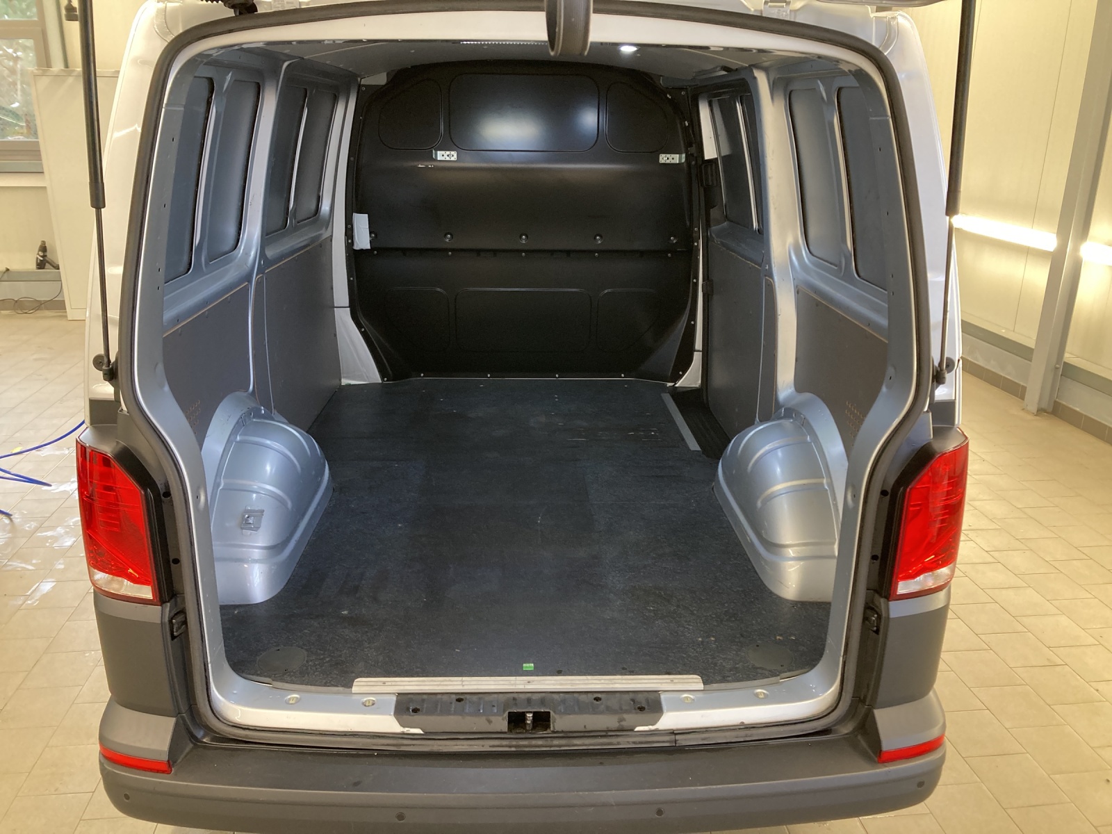 T6 Transporter 6.1 Kasten 2.0 TDI Navi PDC Klima SH li Standheizung mit FB