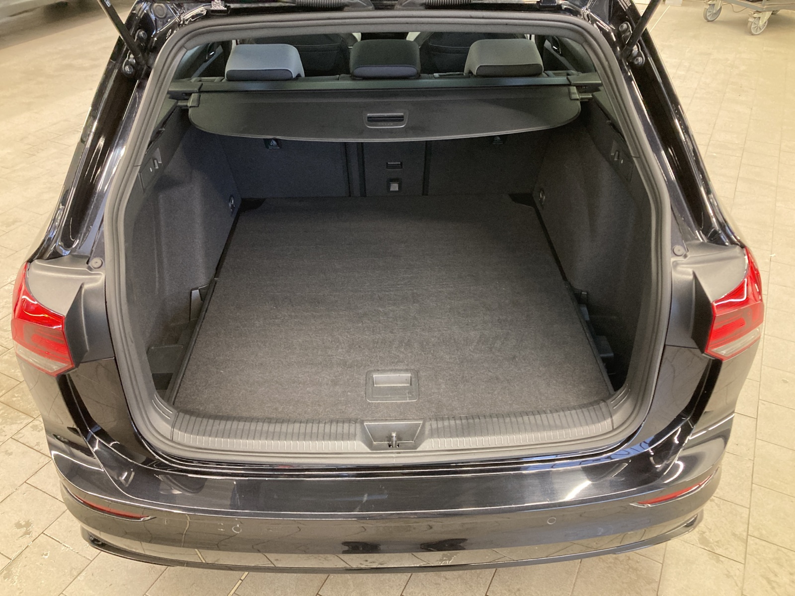 Golf 8 Variant TSI DSG R-Line Black Style Pano AHK Kamera