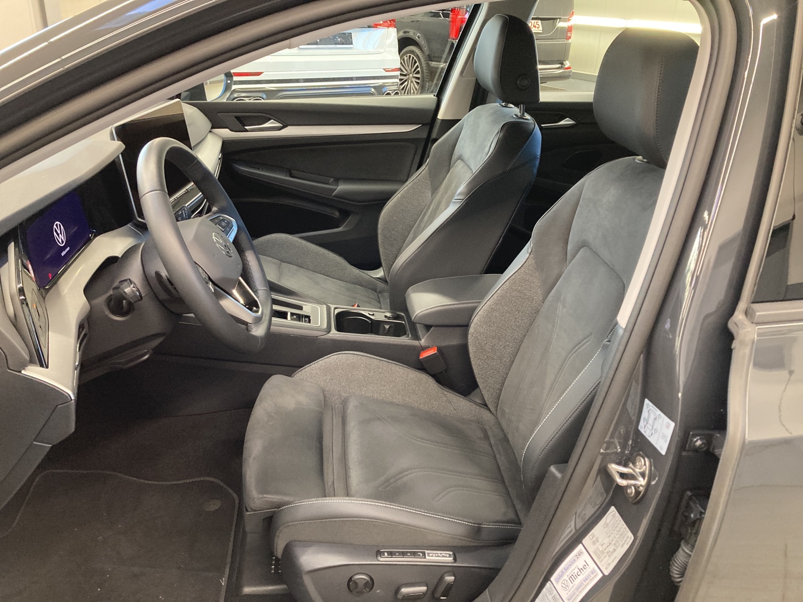 Golf 8 Variant eTSI DSG Life IQ-Light HeadUp Ergo Navi Kamera