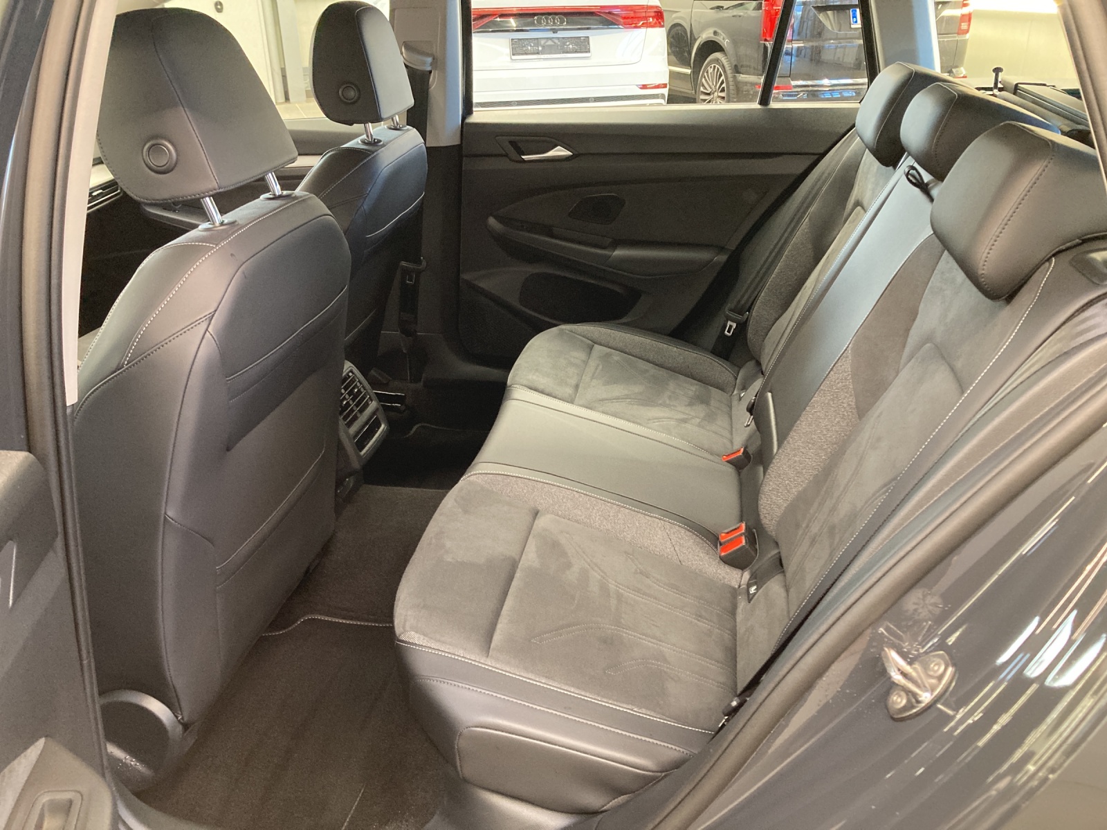 Golf 8 Variant eTSI DSG Life IQ-Light HeadUp Ergo Navi Kamera