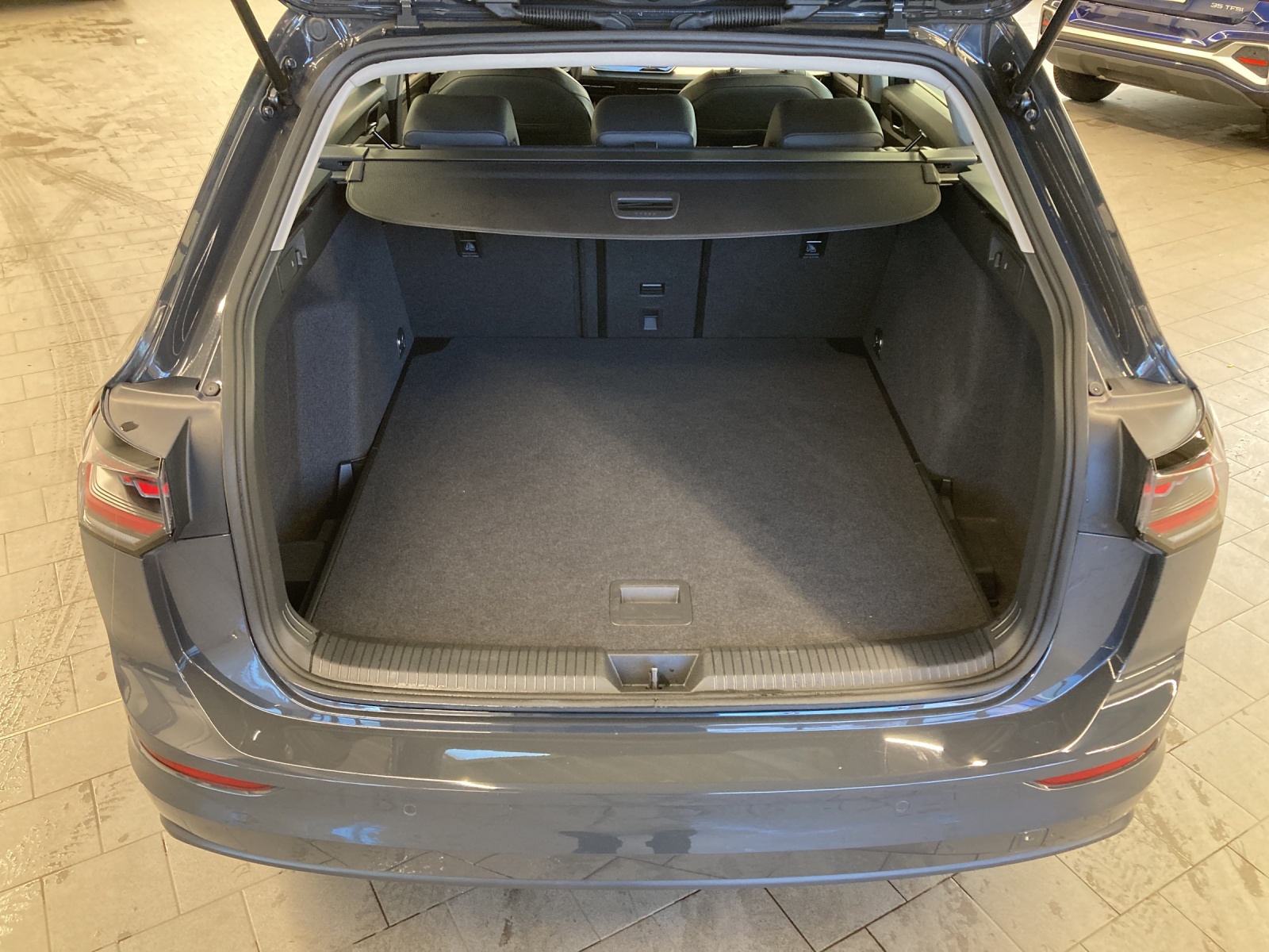 Golf 8 Variant eTSI DSG Life IQ-Light HeadUp Ergo Navi Kamera