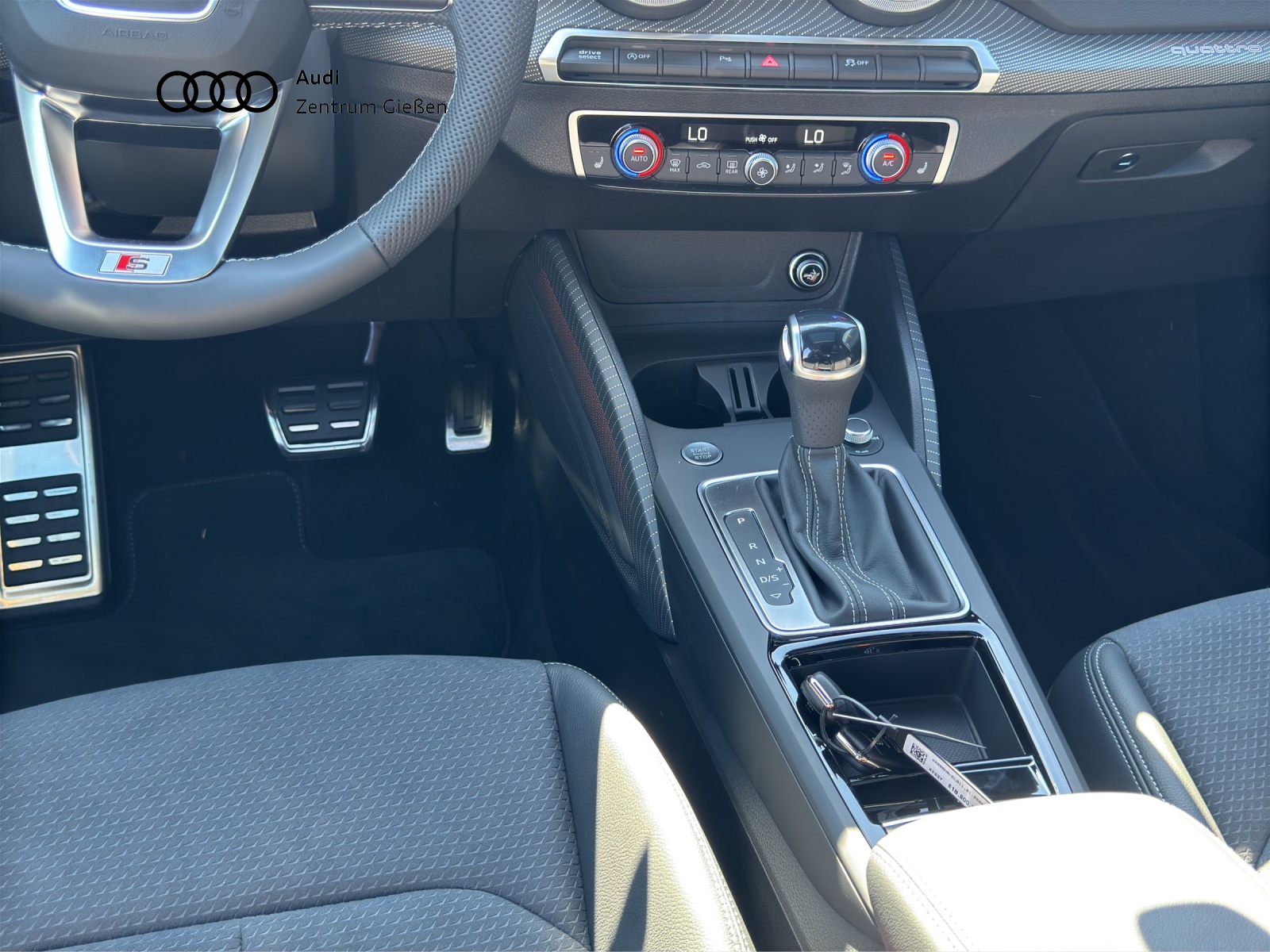Q2 40 TFSI quattro S line Black AHK Pano SONOS Matrix-LED