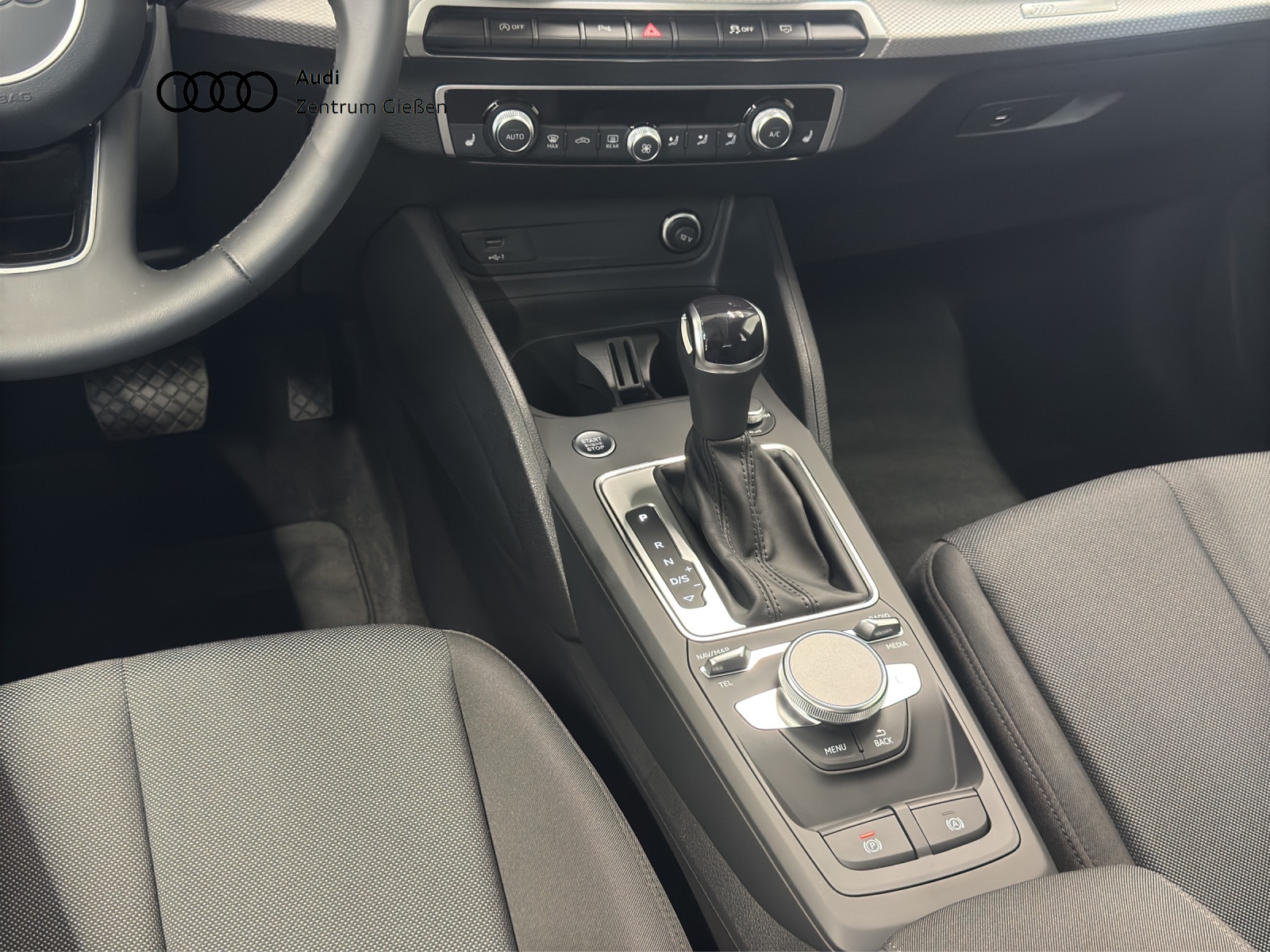 Q2 35 TFSI S tronic advanced MATRIX NAVI AHK
