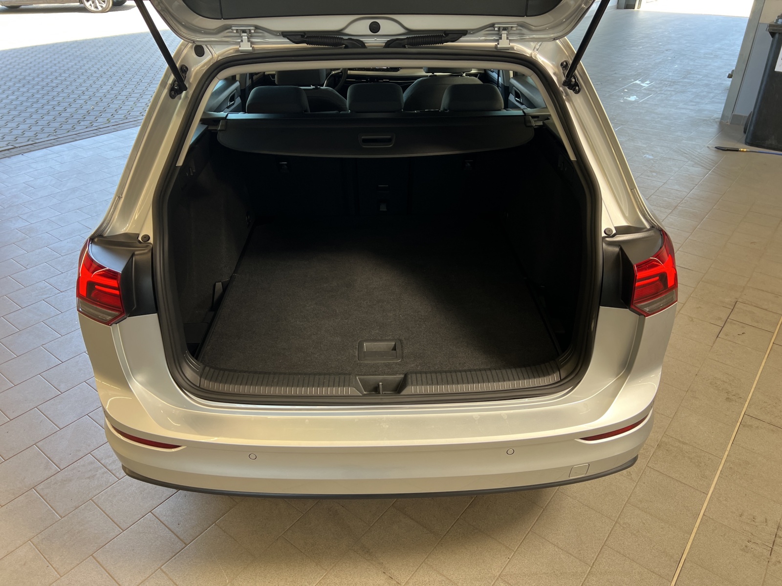 Golf VIII Variant 1.5 eTSI DSG Life LED-Plus TravelAssist Standheizung AHK