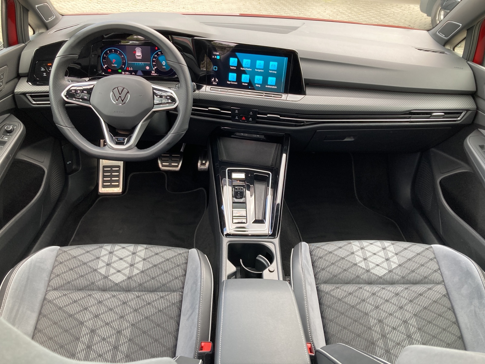 Golf VIII Variant 2.0 TSI DSG R-Line Panodach Navi AHK Alu-18Zoll