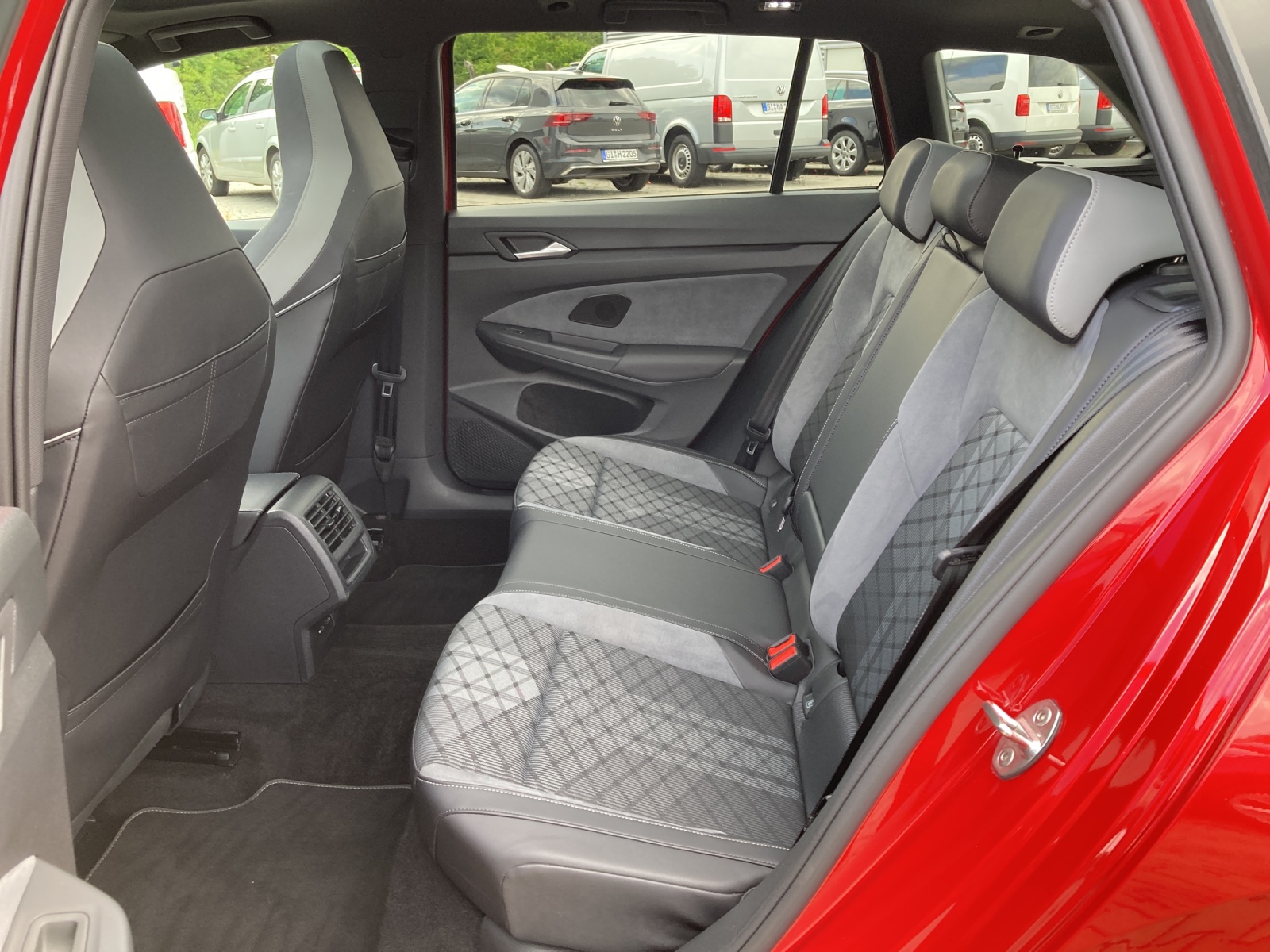 Golf VIII Variant 2.0 TSI DSG R-Line Panodach Navi AHK Alu-18Zoll